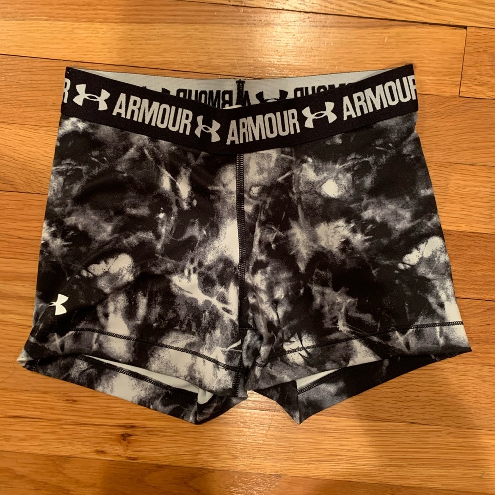 UNDER ARMOUR BOOTY SHORTS